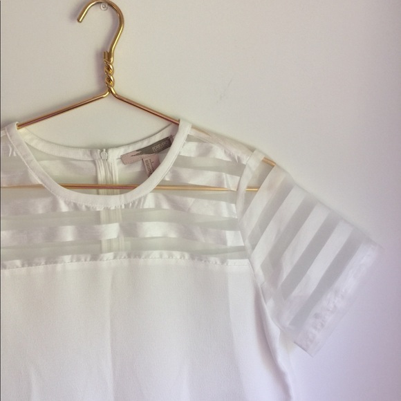 NEW Beautiful minimalist white top blouse - Picture 3 of 5